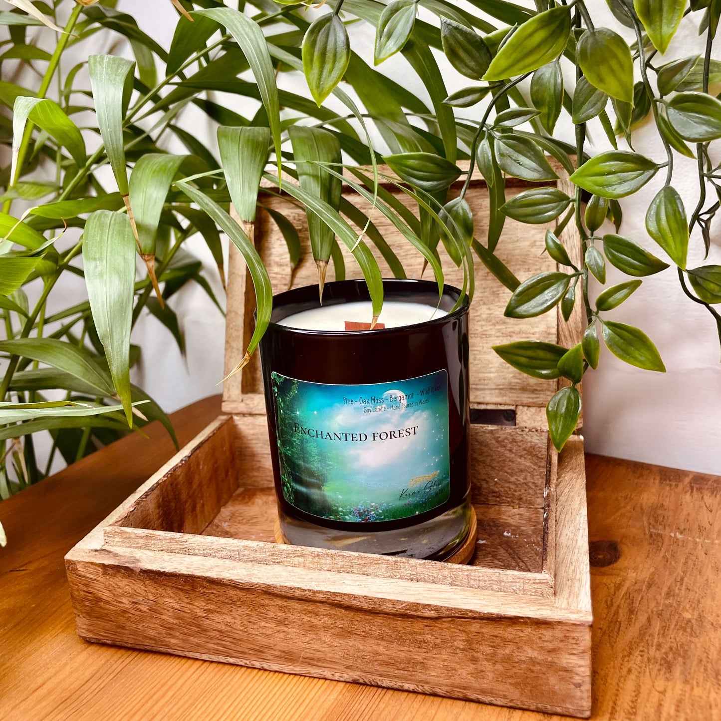 Wood wick soy candle in a black jar. 30CL size. Arriving with a wood lid. 