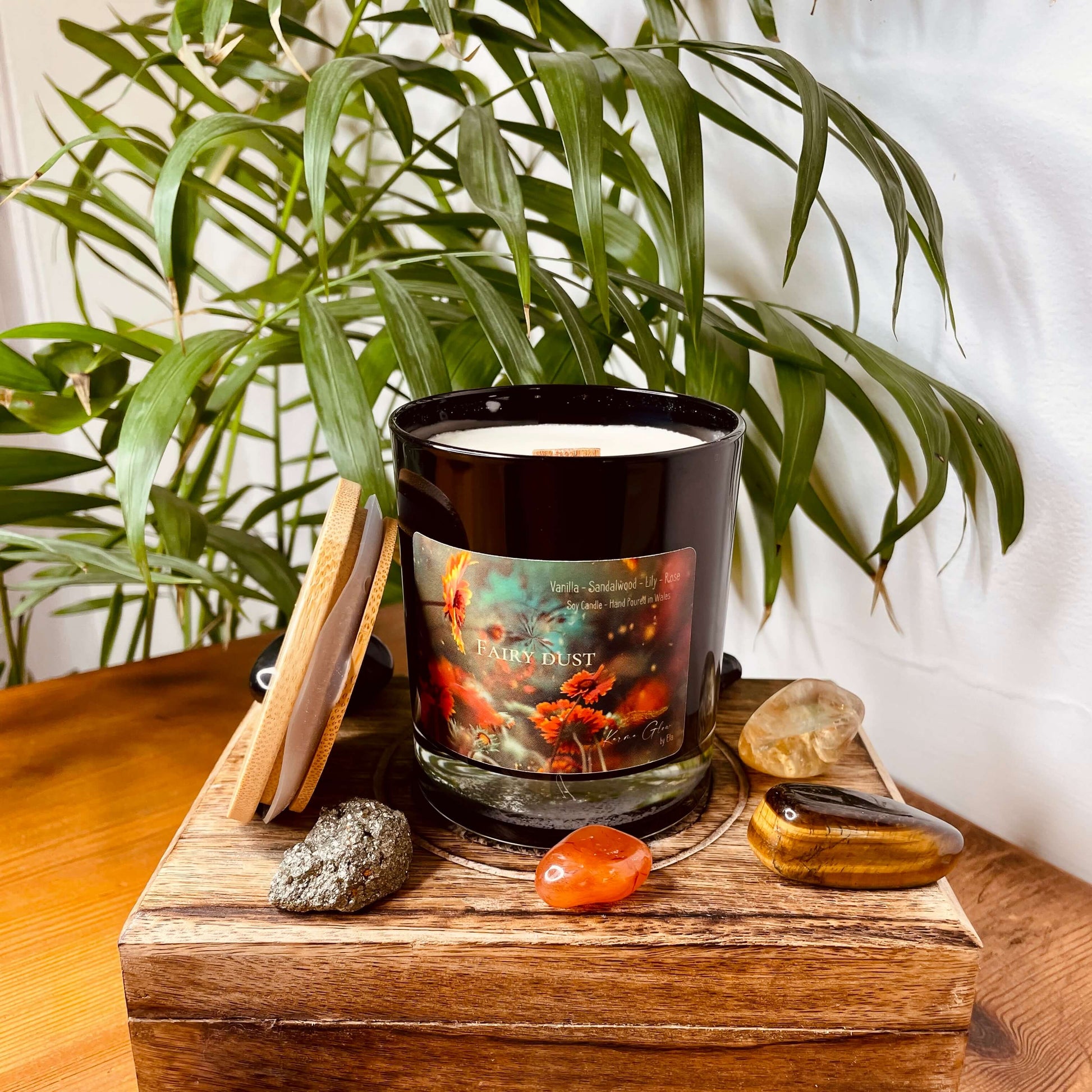Wood wick soy candle in a 30CL black jar. Arrives with a wood lid in a plastic free parcel. 
