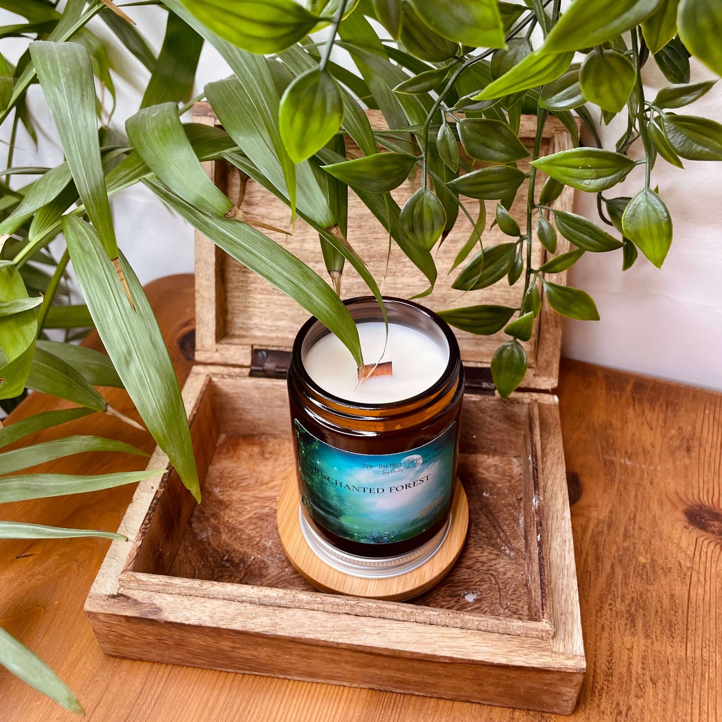 Wood wick soy candle in an amber jar. 18CL size, will arrive with a metal silver lid. 